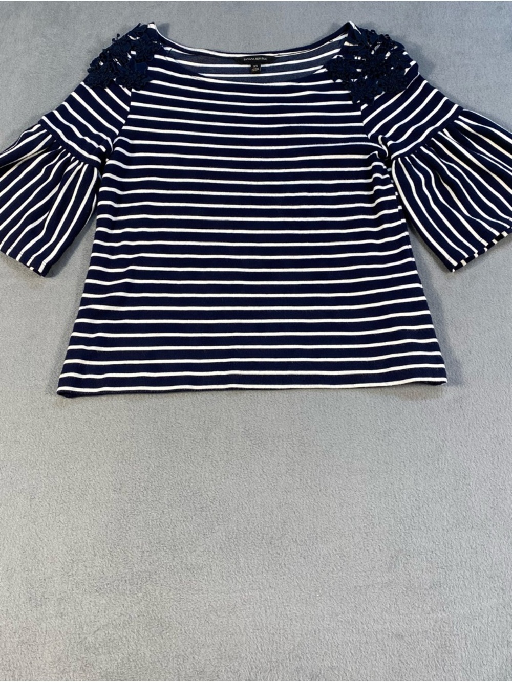Banana Republic women’s Navy &White Striped Crochet Shoulder ruffleSleeve Top XS